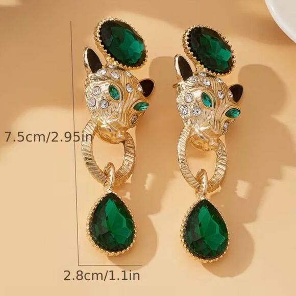💚 NEW Elegant Gold and Green Panther Earrings 💚 - Picture 3 of 6